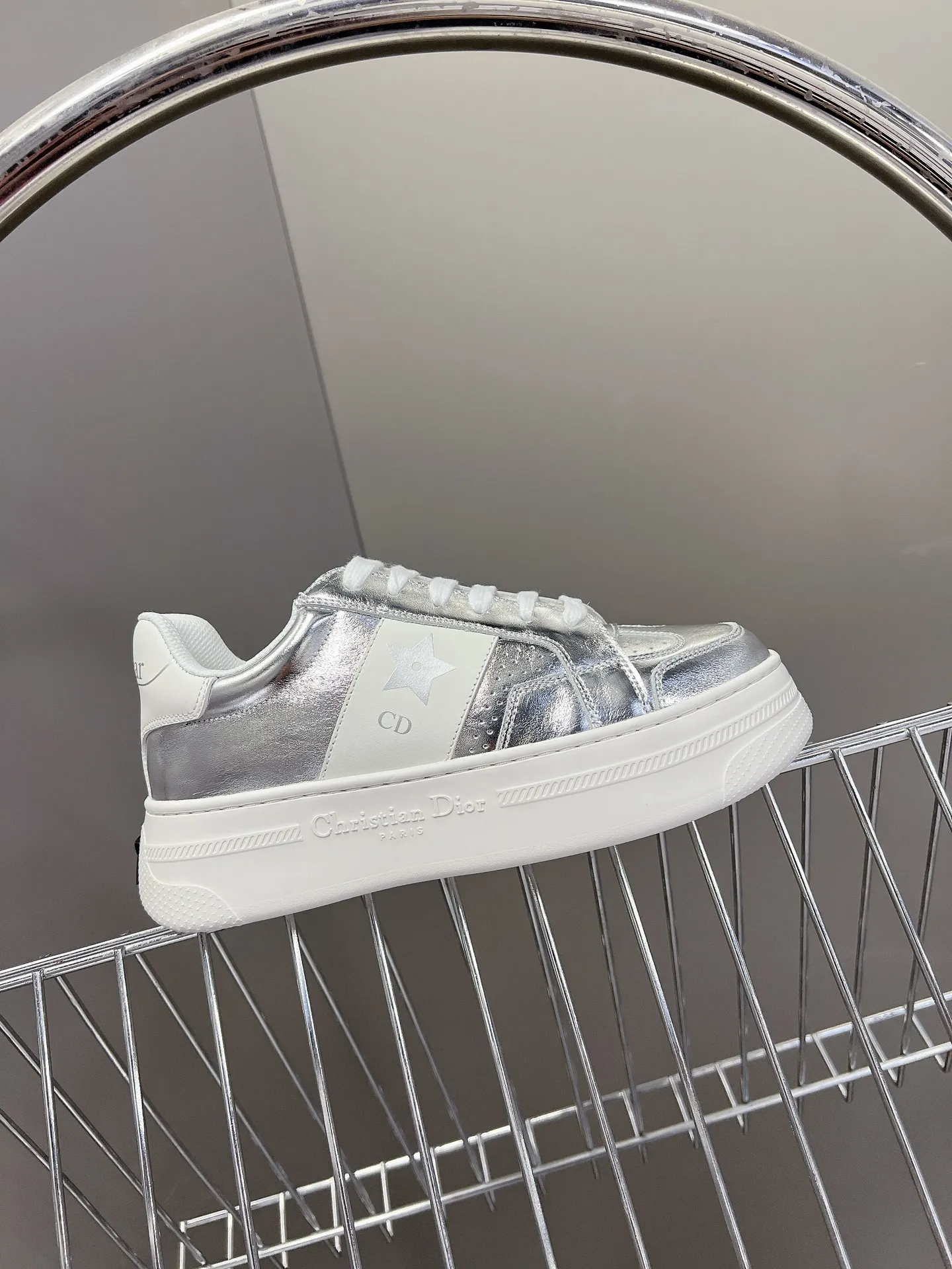 👟👟Ex-factory price 640👟👟 Dior's new platform shoes thick-soled casual shoes. Purchased and developed from Taikoo Hui RMB 16,400. These Dior Star sneakers continue the timeless silhouette and are carefully made of cow leather, so they are particularly comfortable on the feet. They are decorated with tonal suede panels and metal stars to decorate the lace eyelets to enhance the style. The lightweight style is matched with the "Christian Dior" logo thin sole, suitable for all seasons, and can be matched with all kinds of casual looks to add a finishing touch. Classic and super durable. The upper is stitched with cowhide. The original IP outsole height is 4CM. Size: 35-41. A full set of counter synchronized gift boxes 💝 packaging